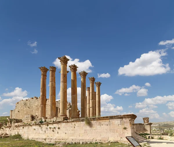 Tempio di Zeus, città giordana di Jerash (Gerasa dell'antichità), capitale e più grande città del governatorato di Jerash, Giordania — Foto Stock