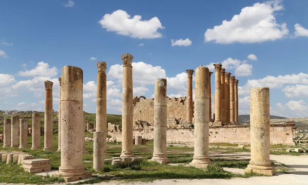 Romeinse ruïnes in de Jordaanse stad jerash (gerasa uit de oudheid), hoofdstad en grootste stad van het gouvernement jerash, jordan — Stockfoto