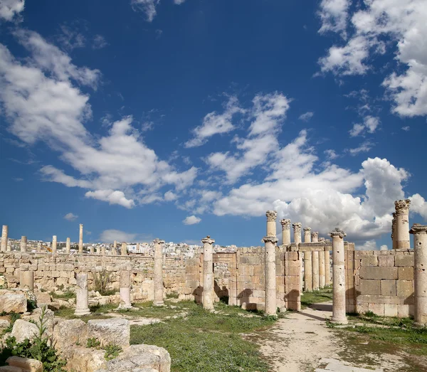 Ruinas romanas en la ciudad jordana de Jerash (Gerasa de la Antigüedad), capital y ciudad más grande de la gobernación de Jerash, Jordania — Foto de Stock