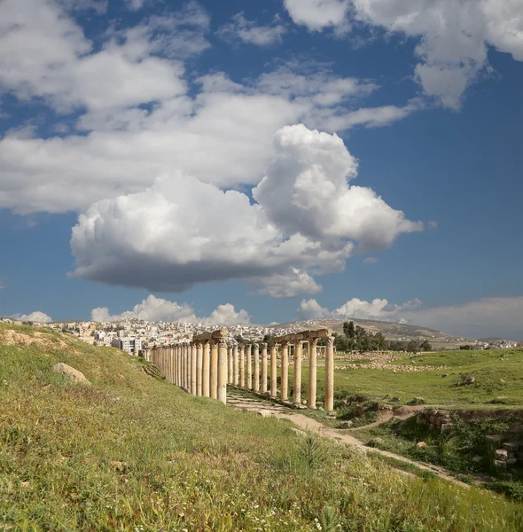 Ruínas romanas na cidade jordaniana de Jerash (Gerasa da Antiguidade), capital e maior cidade de Jerash Governorate, Jordânia — Fotografia de Stock