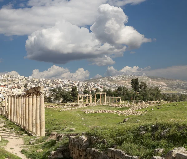 Ruinas romanas en la ciudad jordana de Jerash (Gerasa de la Antigüedad), capital y ciudad más grande de la gobernación de Jerash, Jordania — Foto de Stock