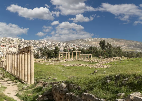 Ruines romaines dans la ville jordanienne de Jerash (Gerasa de l'Antiquité), capitale et plus grande ville du gouvernorat de Jerash, Jordanie — Photo