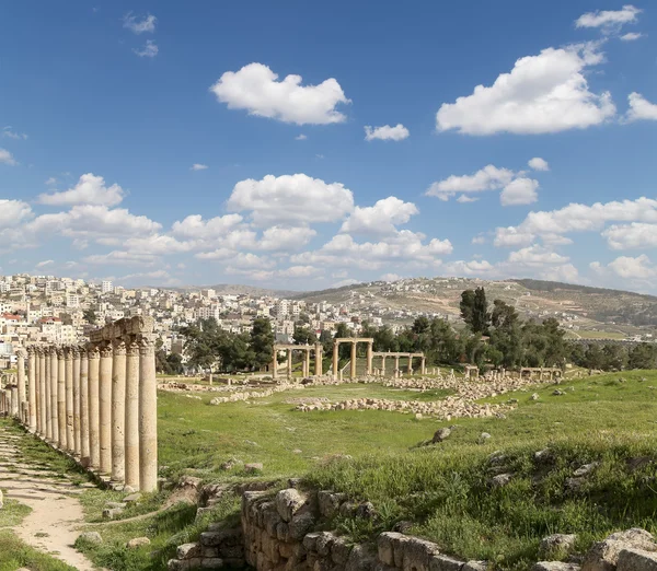 Ruinas romanas en la ciudad jordana de Jerash (Gerasa de la Antigüedad), capital y ciudad más grande de la gobernación de Jerash, Jordania — Foto de Stock