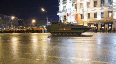 Rus silah. Prova Kremlin, Moskova, Rusya (üzerinde 04 Mayıs 2015 yakınındaki askeri geçit (gece)).