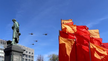 Rus askeri uçak oluşumunda Moskova uçmak zafer günü yürüyüşü sırasında Rusya Federasyonu.