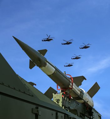 Gökyüzüne karşı oluşumunda modern Rus uçaksavar füzeleri ve askeri uçak fly