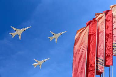 Rus askeri uçak oluşumunda Moskova uçmak zafer günü yürüyüşü sırasında Rusya Federasyonu.