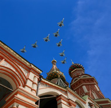 Rus askeri uçak oluşumunda Moskova uçmak zafer günü yürüyüşü sırasında Rusya Federasyonu.