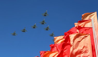 Rus askeri uçak oluşumunda Moskova uçmak zafer günü yürüyüşü sırasında Rusya Federasyonu.