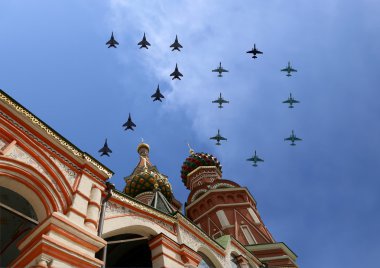 Rus askeri uçak oluşumunda Moskova uçmak zafer günü yürüyüşü sırasında Rusya Federasyonu.