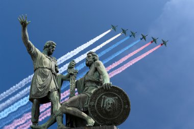Rus askeri uçak oluşumunda Moskova uçmak zafer günü yürüyüşü sırasında Rusya Federasyonu.