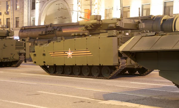 Russian weapons. Rehearsal of military parade (at night) near the Kremlin, Moscow, Russia (on May 04, 2015). — Stock Photo, Image