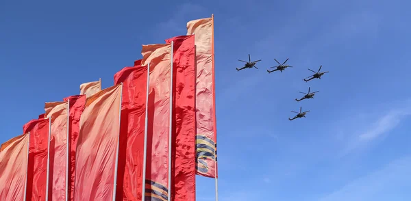 Gli aerei militari russi volano in formazione su Mosca durante la parata del giorno della vittoria, Russia . — Foto Stock