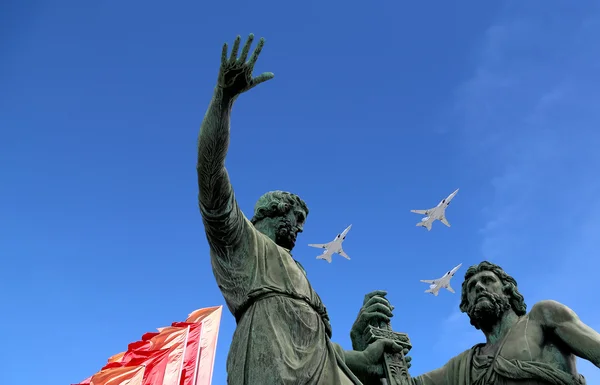 Rus askeri uçak oluşumunda Moskova uçmak zafer günü yürüyüşü sırasında Rusya Federasyonu. — Stok fotoğraf