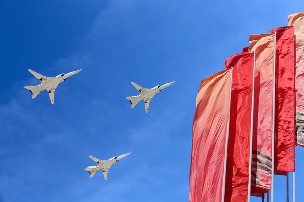 Российские военные самолеты летят в строю над Москвой во время парада в честь Дня Победы, Россия
.