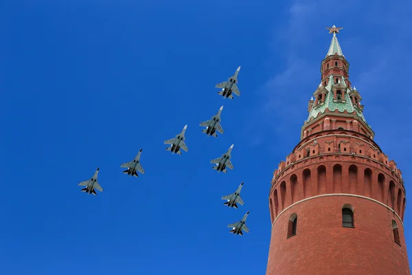 Gli aerei militari russi volano in formazione su Mosca durante la parata del giorno della vittoria, Russia . — Foto Stock