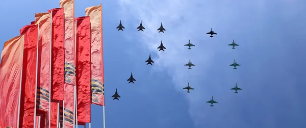 Russische Militärflugzeuge fliegen in Formation über Moskau während der Siegesparade, Russland. — Stockfoto