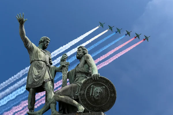 Gli aerei militari russi volano in formazione su Mosca durante la parata del giorno della vittoria, Russia . — Foto Stock