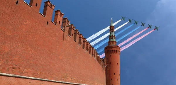 Российские военные самолеты летят в строю над Москвой во время парада в честь Дня Победы, Россия . — стоковое фото