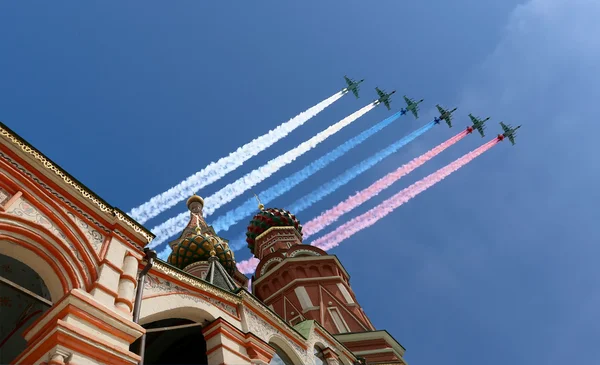 Ρωσικών στρατιωτικών αεροσκαφών που πετούν σε σχηματισμό πάνω από Μόσχα κατά τη διάρκεια της ημέρα της νίκης παρέλαση, Ρωσία. — Φωτογραφία Αρχείου