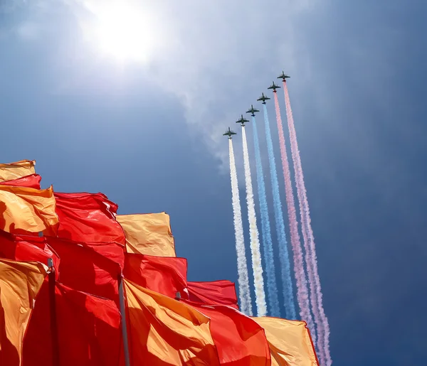 Aviones militares rusos vuelan en formación sobre Moscú durante el desfile del Día de la Victoria, Rusia . —  Fotos de Stock