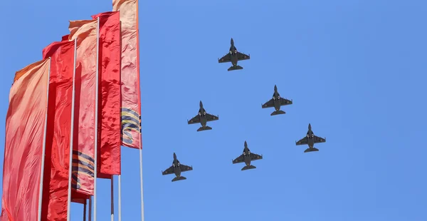 Російських військових літаків літають у формуванні над московським під час параду День перемоги, Росія. — стокове фото