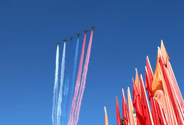 Aviones militares rusos vuelan en formación sobre Moscú durante el desfile del Día de la Victoria, Rusia . — Foto de Stock