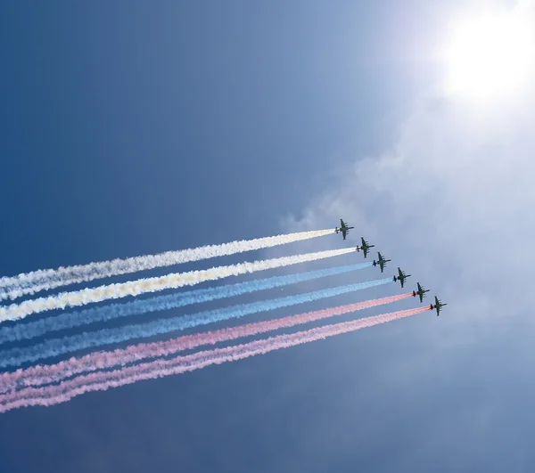 Orosz katonai repülőgépek repülnek a kialakulását át Moszkva alatt a győzelem napja parade, Oroszország. — Stock Fotó