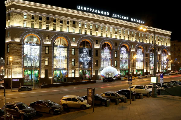 Nattvisning i centrala barnens butik byggnad på Lubyanka, Moskva, Ryssland — Stockfoto