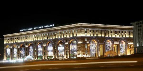 Nattvisning i centrala barnens butik byggnad på Lubyanka, Moskva, Ryssland — Stockfoto