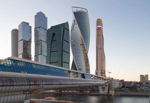 Rascacielos International Business Center (Ciudad) por la noche, Moscú, Rusia — Foto de Stock