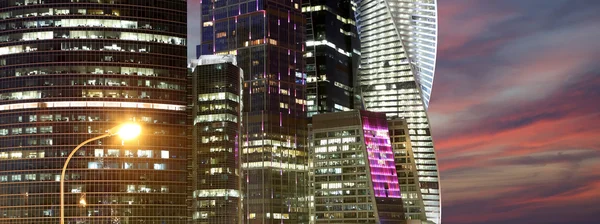 Centro Internacional de Negócios de Arranha-céus (Cidade) à noite, Moscou, Rússia — Fotografia de Stock