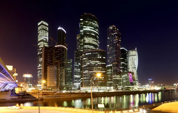 夜、モスクワ、ロシアでの高層ビル国際ビジネス センター （市） — ストック写真