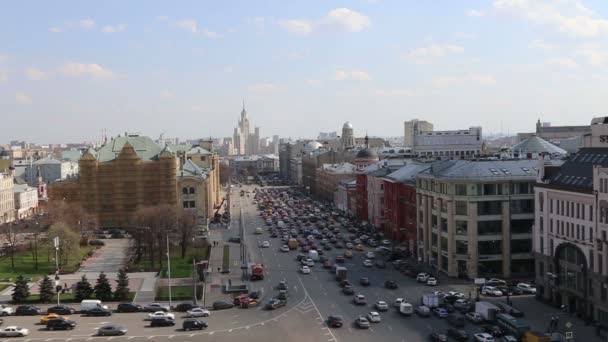 Utsikt över byggnaden av centrala barnens butik på Lubyanka (öppnade i April 2015 efter omfattande ombyggnad), Moskva, Ryssland — Stockvideo