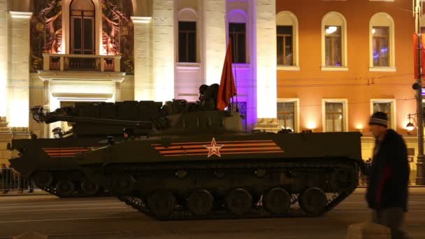 Armas rusas. Ensayo del desfile militar (por la noche) cerca del Kremlin, Moscú, Rusia (el 04 de mayo de 2015) Celebración del 70 aniversario del Día de la Victoria (Segunda Guerra Mundial) ) — Vídeos de Stock