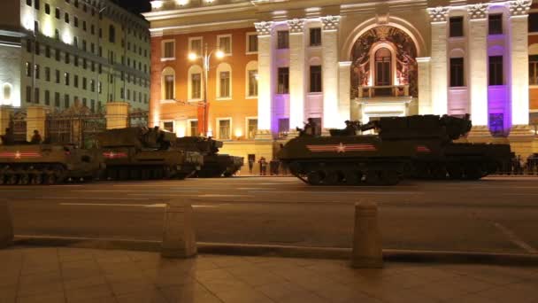 Russische wapens. Repetitie van militaire parade (nachts) in de buurt van het Kremlin, Moskou, Rusland (op mei 04, 2015). Viering van de 70e verjaardag van de dag van de overwinning (WOII) — Stockvideo