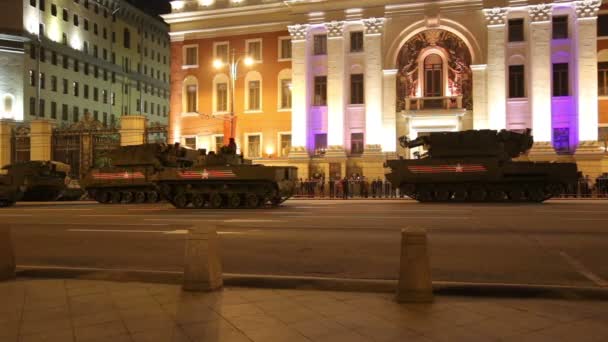 Russische wapens. Repetitie van militaire parade (nachts) in de buurt van het Kremlin, Moskou, Rusland (op mei 04, 2015). Viering van de 70e verjaardag van de dag van de overwinning (WOII) — Stockvideo