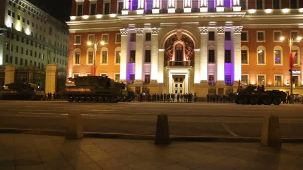 Armas rusas. Ensayo del desfile militar (por la noche) cerca del Kremlin, Moscú, Rusia (el 04 de mayo de 2015) Celebración del 70 aniversario del Día de la Victoria (Segunda Guerra Mundial) ) — Vídeos de Stock