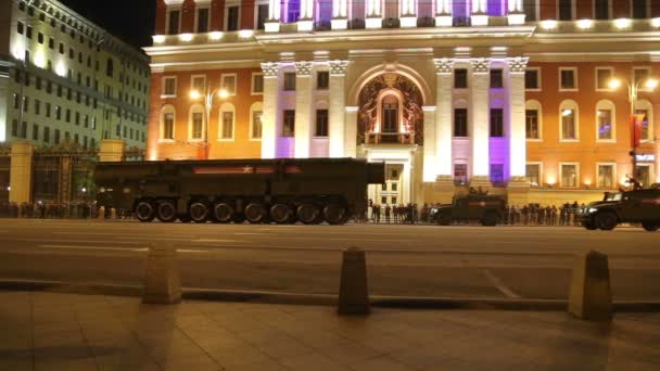 Russische wapens. Repetitie van militaire parade (nachts) in de buurt van het Kremlin, Moskou, Rusland (op mei 04, 2015). Viering van de 70e verjaardag van de dag van de overwinning (WOII) — Stockvideo