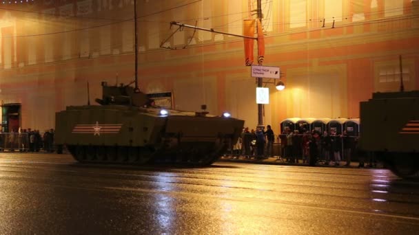 Rosyjskiej broni. Próba defilady wojskowej (w nocy) w pobliżu Kremla, Moskwa, Rosja (na 04 maja 2015). Obchody 70-lecia dzień zwycięstwa (II wojny światowej) — Wideo stockowe