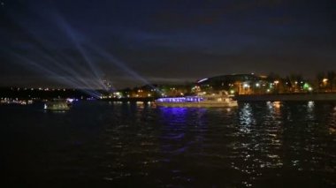 Geceleri turistik zevk tekneler Moskova Nehri üzerinde. Moscow, Rusya Federasyonu