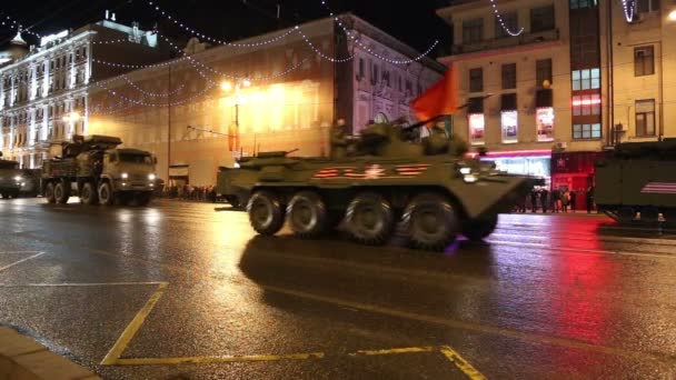 Orosz fegyverek. Próba katonai parádé (éjjel) közelében a Kreml, Moszkva, Oroszország (a május 04, 2015-re). A 70 éves évforduló, a győzelem napja (a második világháború ünnepe) — Stock videók