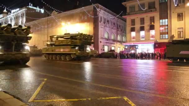 Des armes russes. Répétition du défilé militaire (la nuit) près du Kremlin, Moscou, Russie (le 04 mai 2015) Célébration du 70e anniversaire du Jour de la Victoire (Seconde Guerre mondiale) ) — Video
