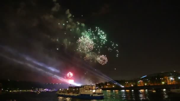 Viering van de 70e verjaardag van de overwinning Day(Wwii) Moskou, Rusland. Vuurwerk op de dijk van de rivier de Moskva — Stockvideo