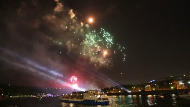 Celebração do 70o aniversário do Dia da Vitória (Segunda Guerra Mundial) Moscou, Rússia. Fogos de artifício no aterro do rio Moskva — Vídeo de Stock