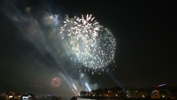 Viering van de 70e verjaardag van de overwinning Day(Wwii) Moskou, Rusland. Vuurwerk op de dijk van de rivier de Moskva — Stockvideo