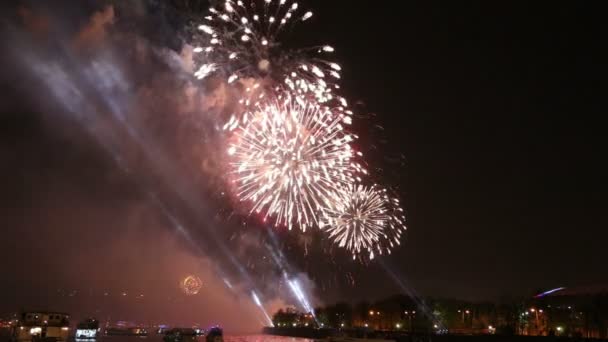 勝利 Day(Wwii) モスクワの 70 周年記念のお祝い。モスクワ川の堤防で花火 — ストック動画