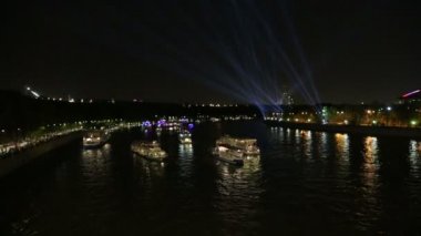 Geceleri turistik zevk tekneler Moskova Nehri üzerinde. Moscow, Rusya Federasyonu
