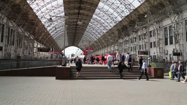 MOSCOW, RUSSIA- 14 Mei 2015: Kereta merah Aeroexpress di stasiun kereta api Kiyevskaya (Kiyevsky, Kievskiy vokzal) -- adalah salah satu dari sembilan stasiun kereta api utama di Moskwa, Rusia — Stok Video