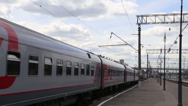 MOSCOW, RUSSIA- May 14, 2015:Train on Kiyevskaya railway station  (Kiyevsky railway terminal,  Kievskiy vokzal) -- is one of the nine main railway stations of Moscow, Russia — ストック動画